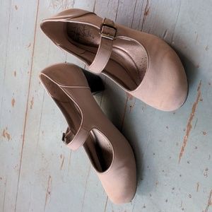 Life Stride beige kitten heels